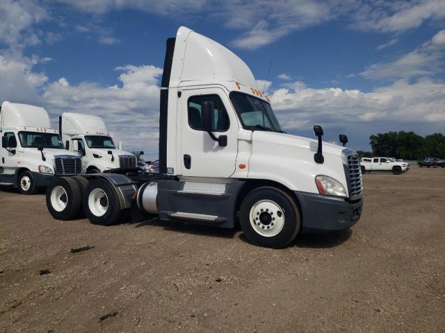  Salvage Freightliner Cascadia 1
