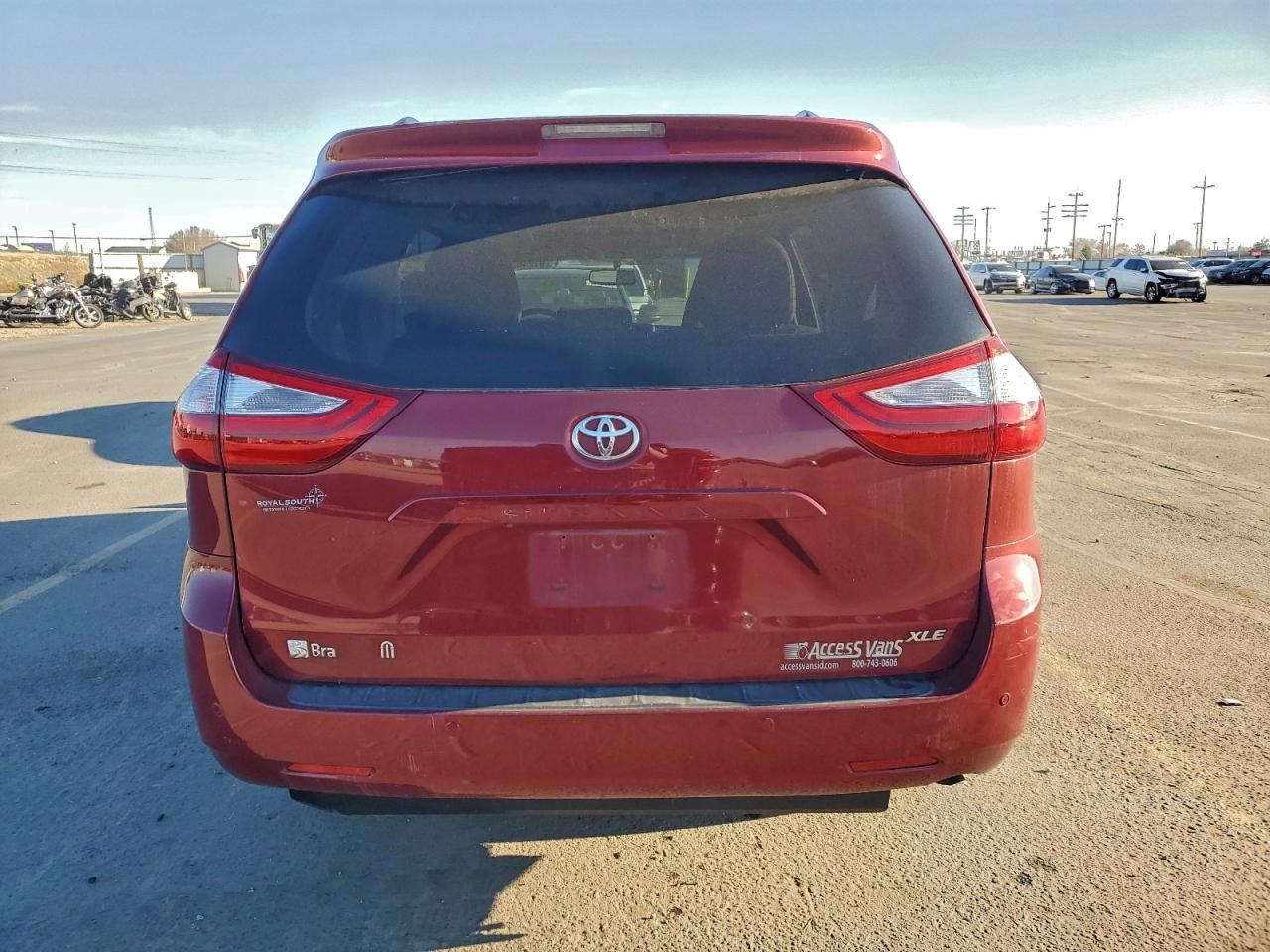Toyota Sienna Xle Image 3