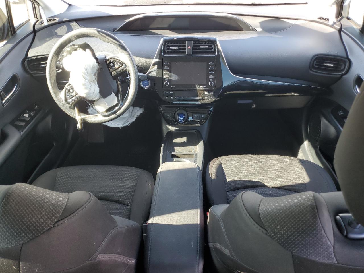 Toyota Prius Le Image 4