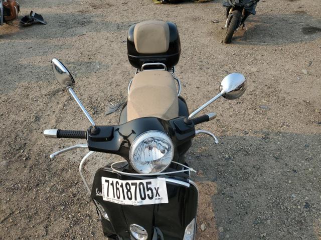 Vespa Scooter 250 Image 3