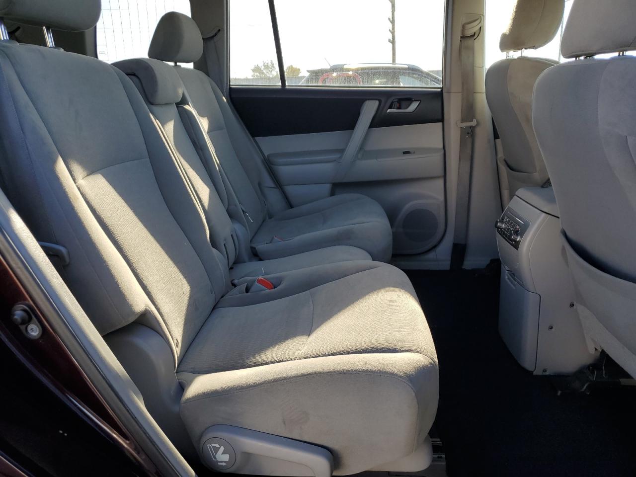 Toyota Highlander Base Image 12