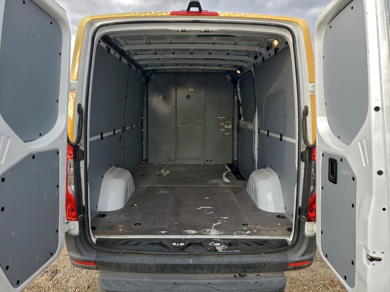 Mercedes-Benz Sprinter 2500 Image 12