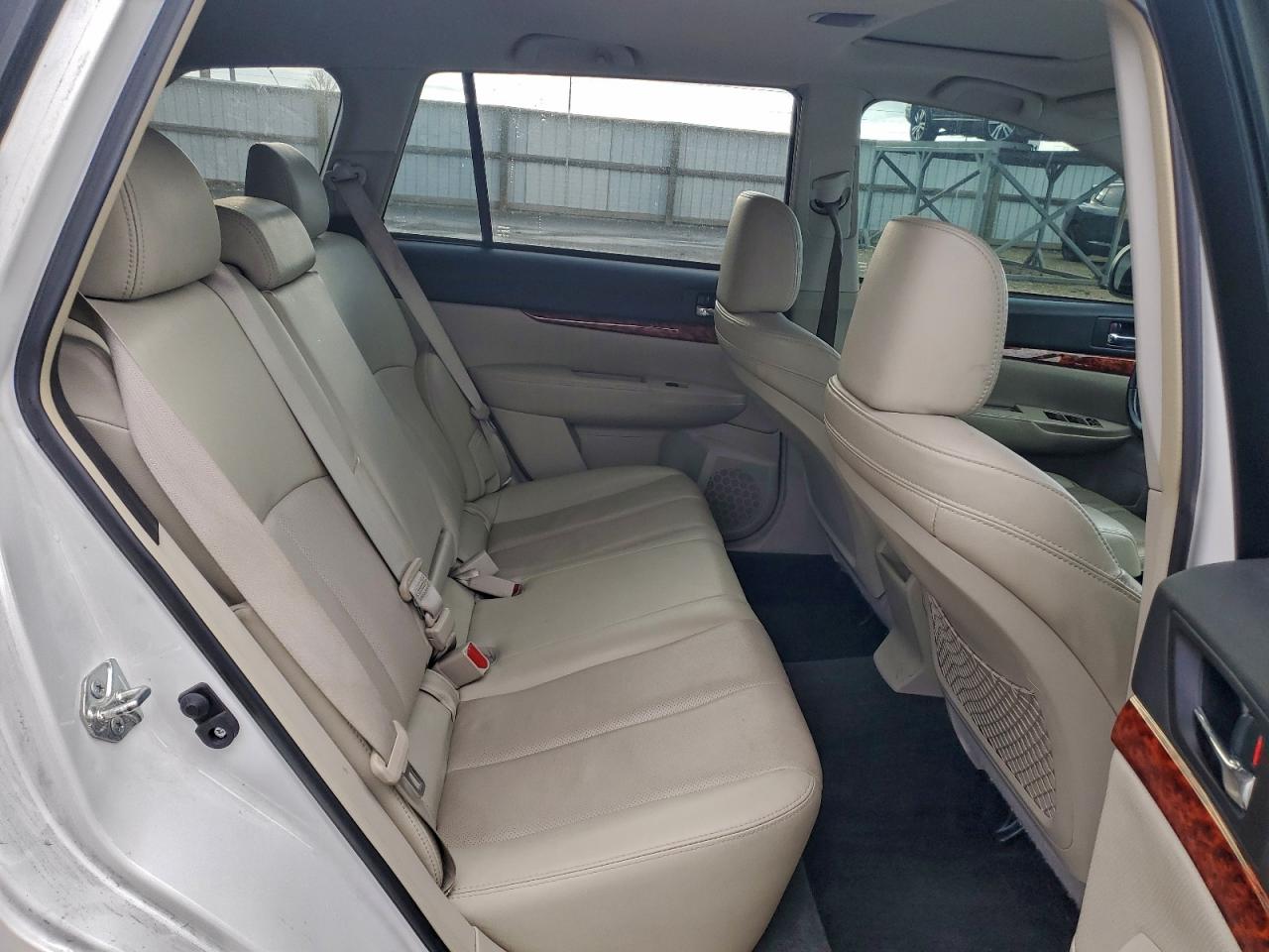 Subaru Outback 2.5i Limited Image 12