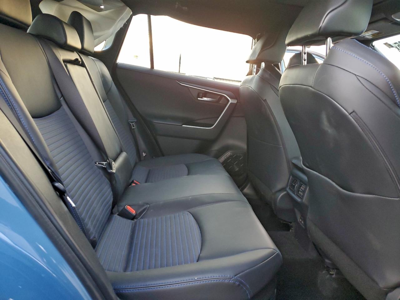 Toyota RAV4 Xse Image 11