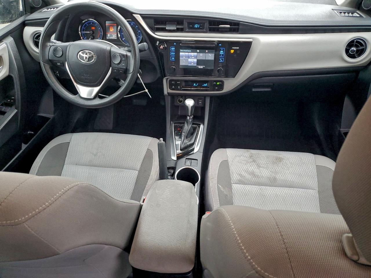 Toyota Corolla L Image 6