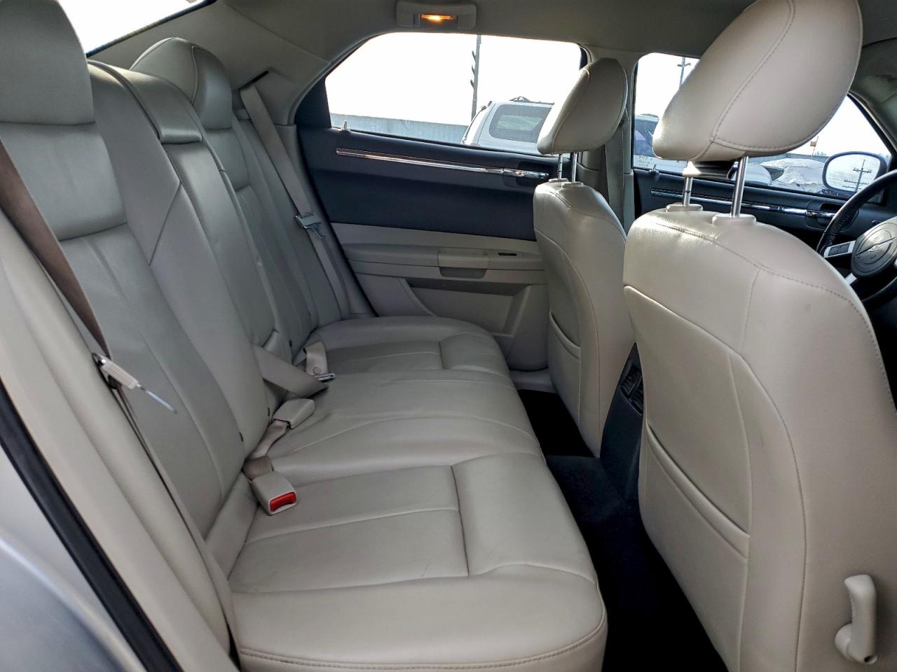 Chrysler 300 Touring Image 8