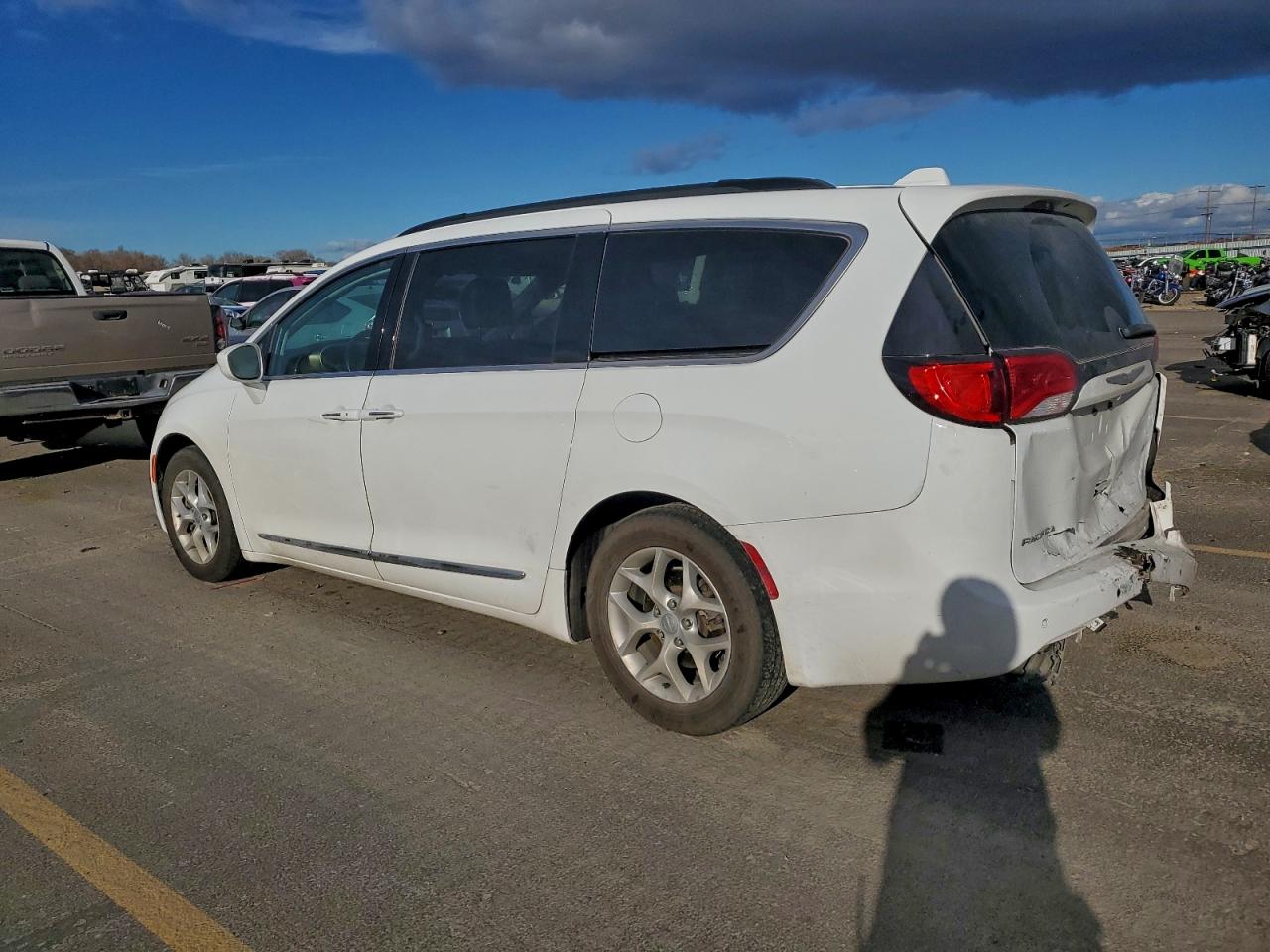 Chrysler Pacifica Touring L Image 3