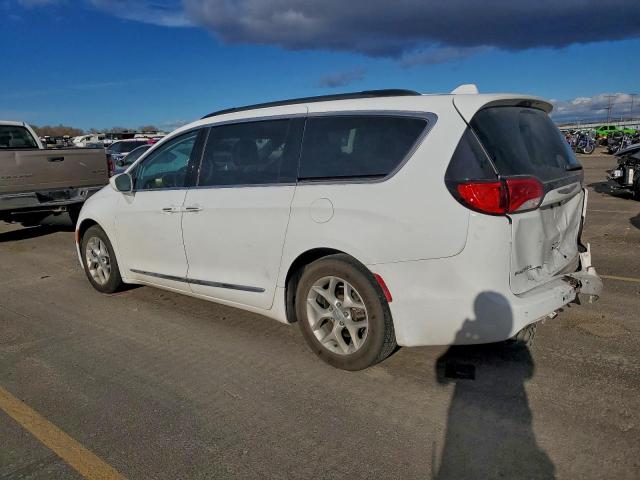 Chrysler Pacifica Touring L Image 3