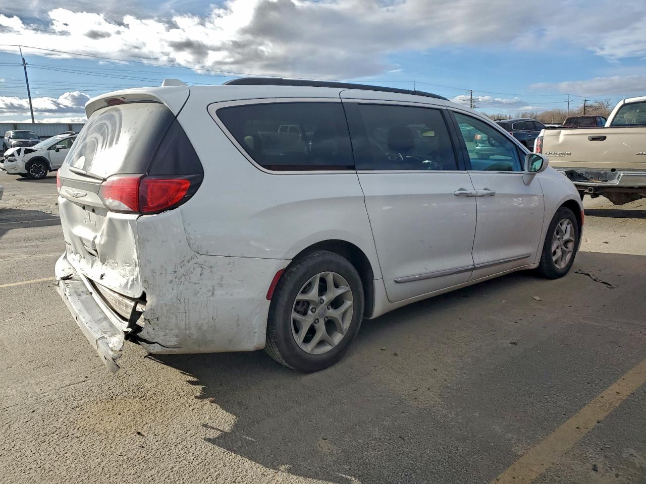 Chrysler Pacifica Touring L Image 2