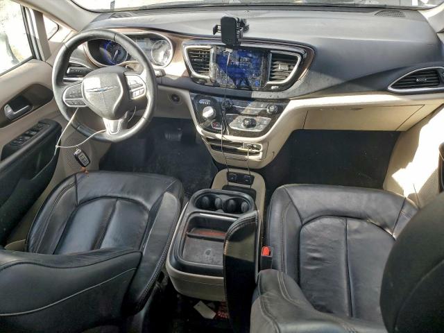 Chrysler Pacifica Touring L Image 7