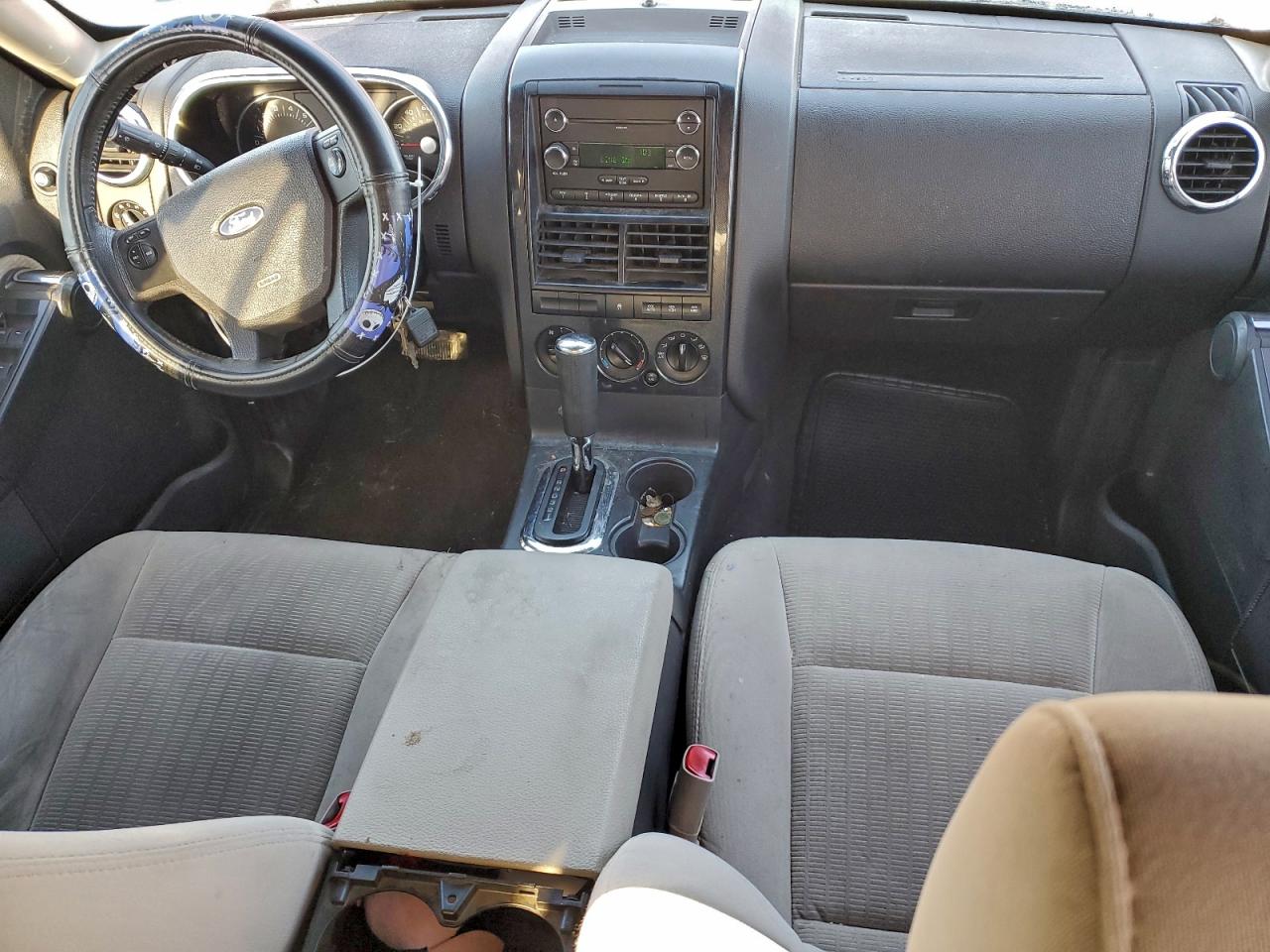 Ford Explorer Xlt Image 10