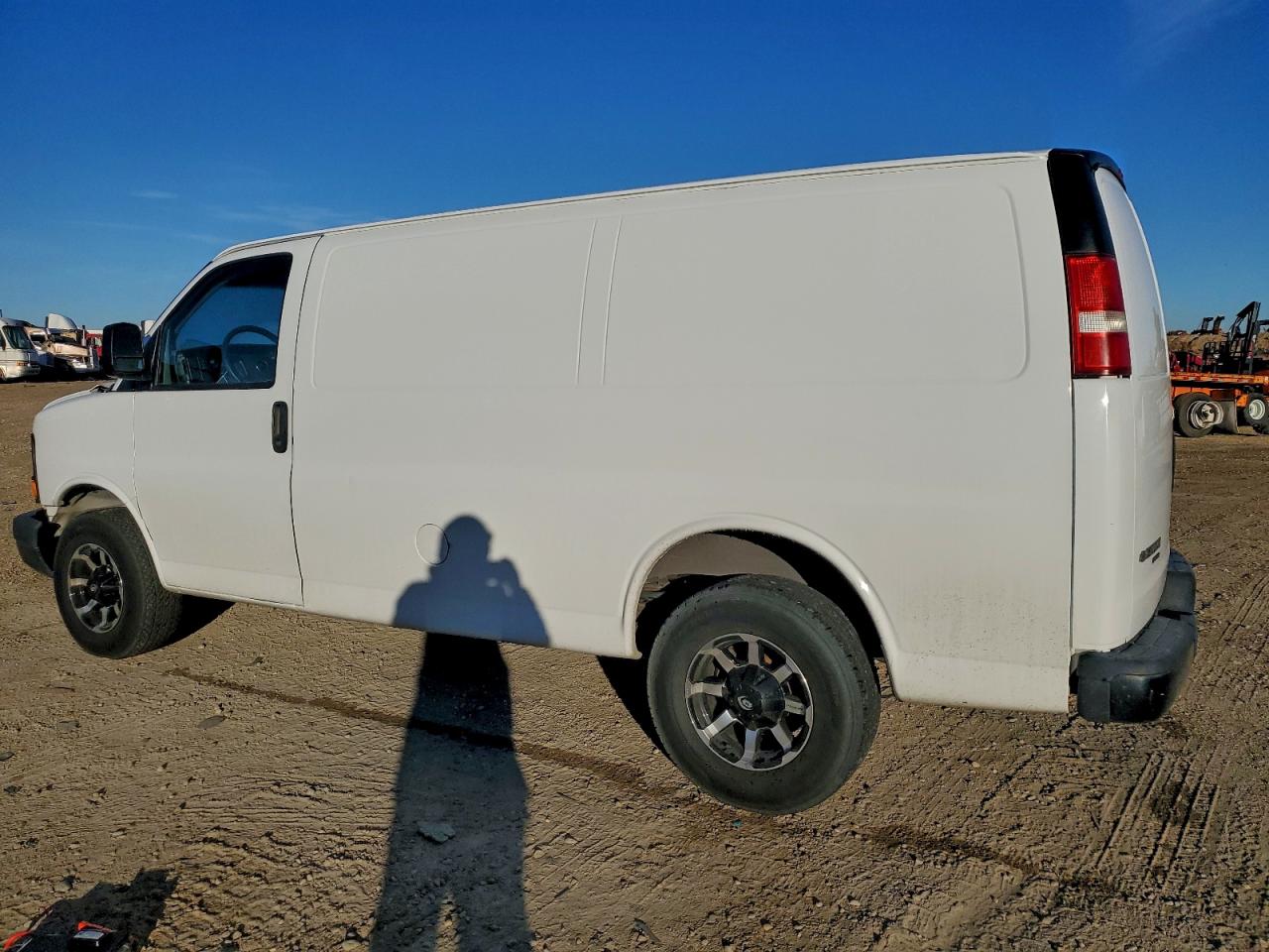 Chevrolet Express Image 2