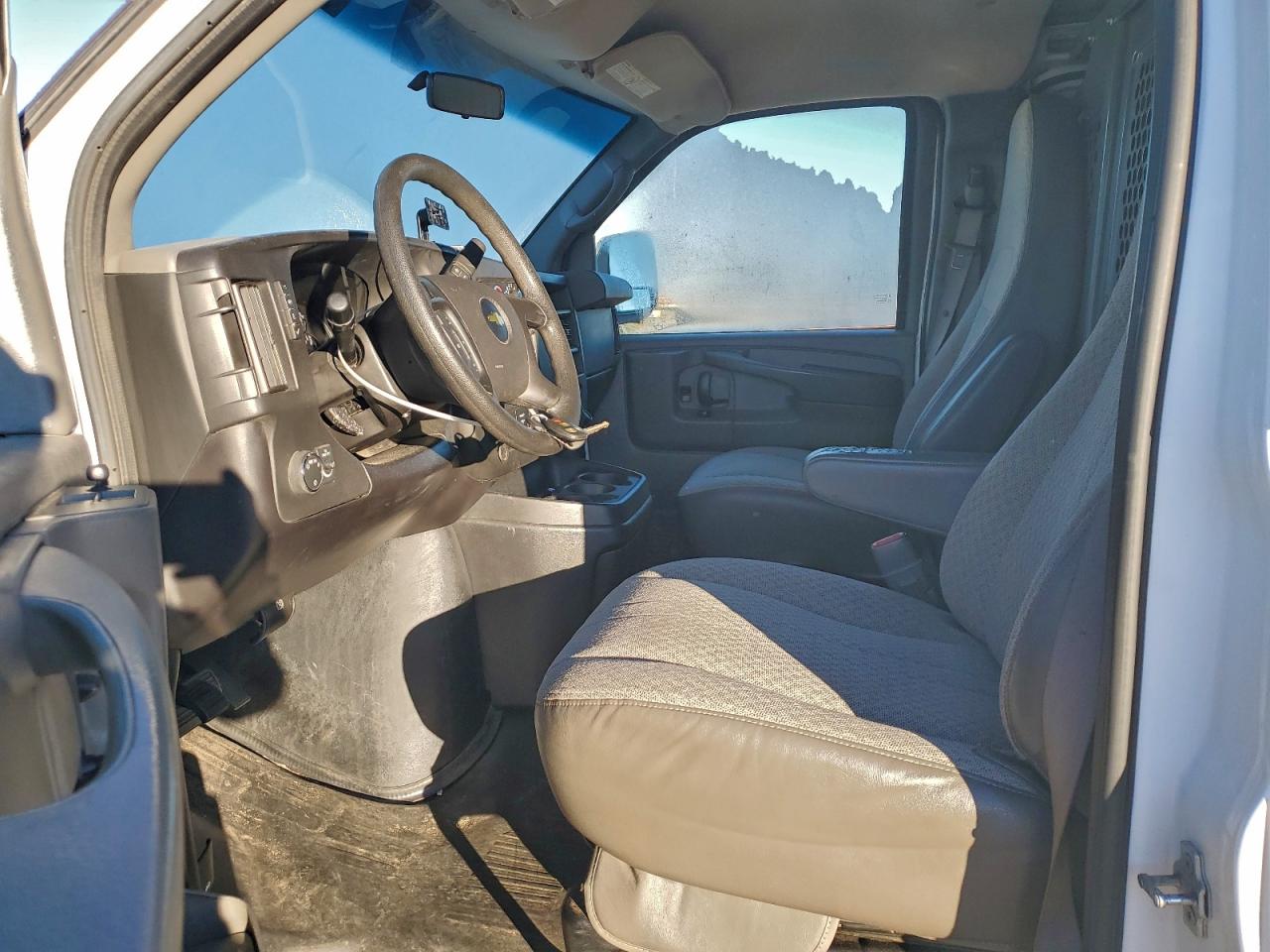 Chevrolet Express Image 6