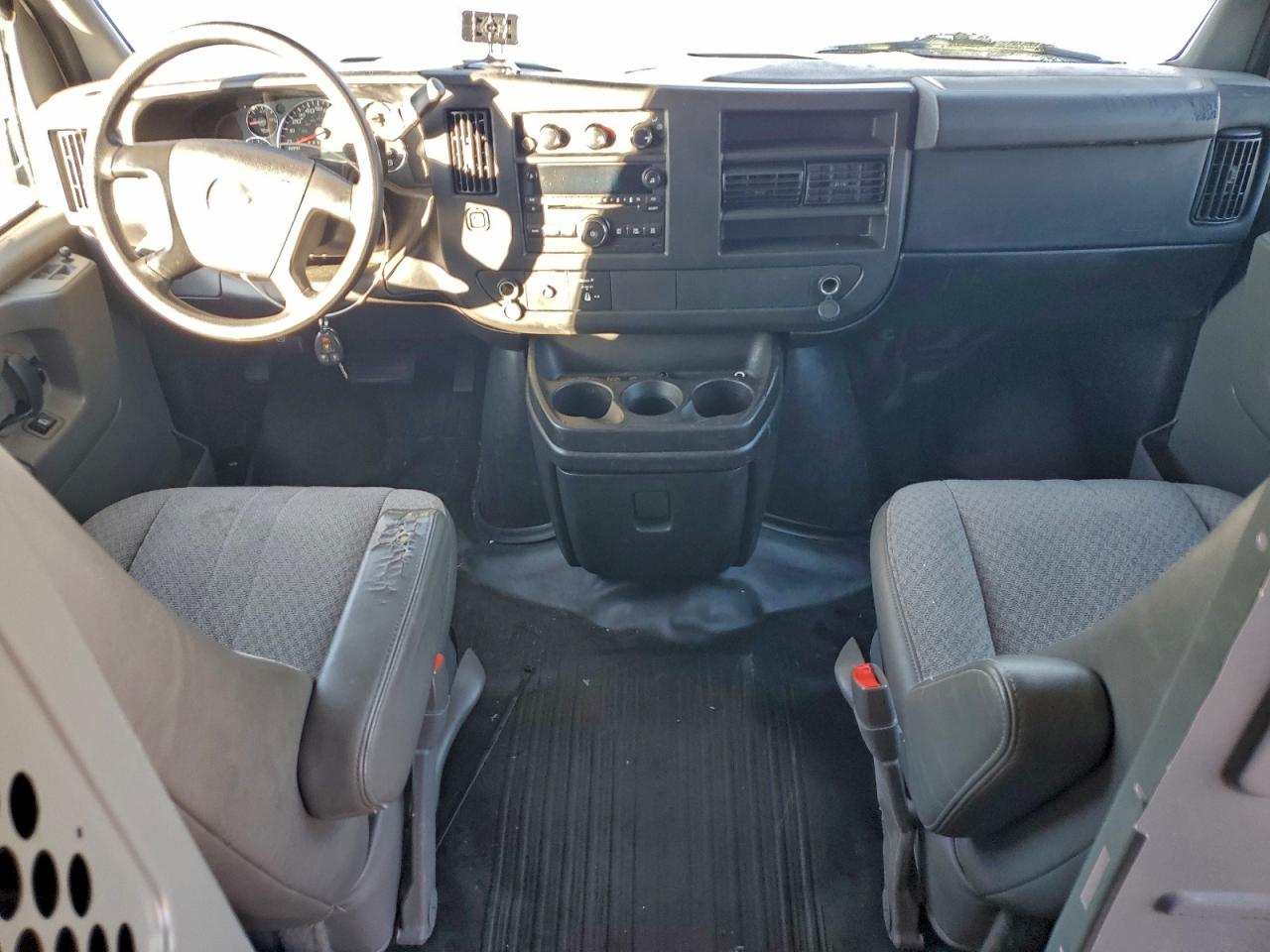 Chevrolet Express Image 5