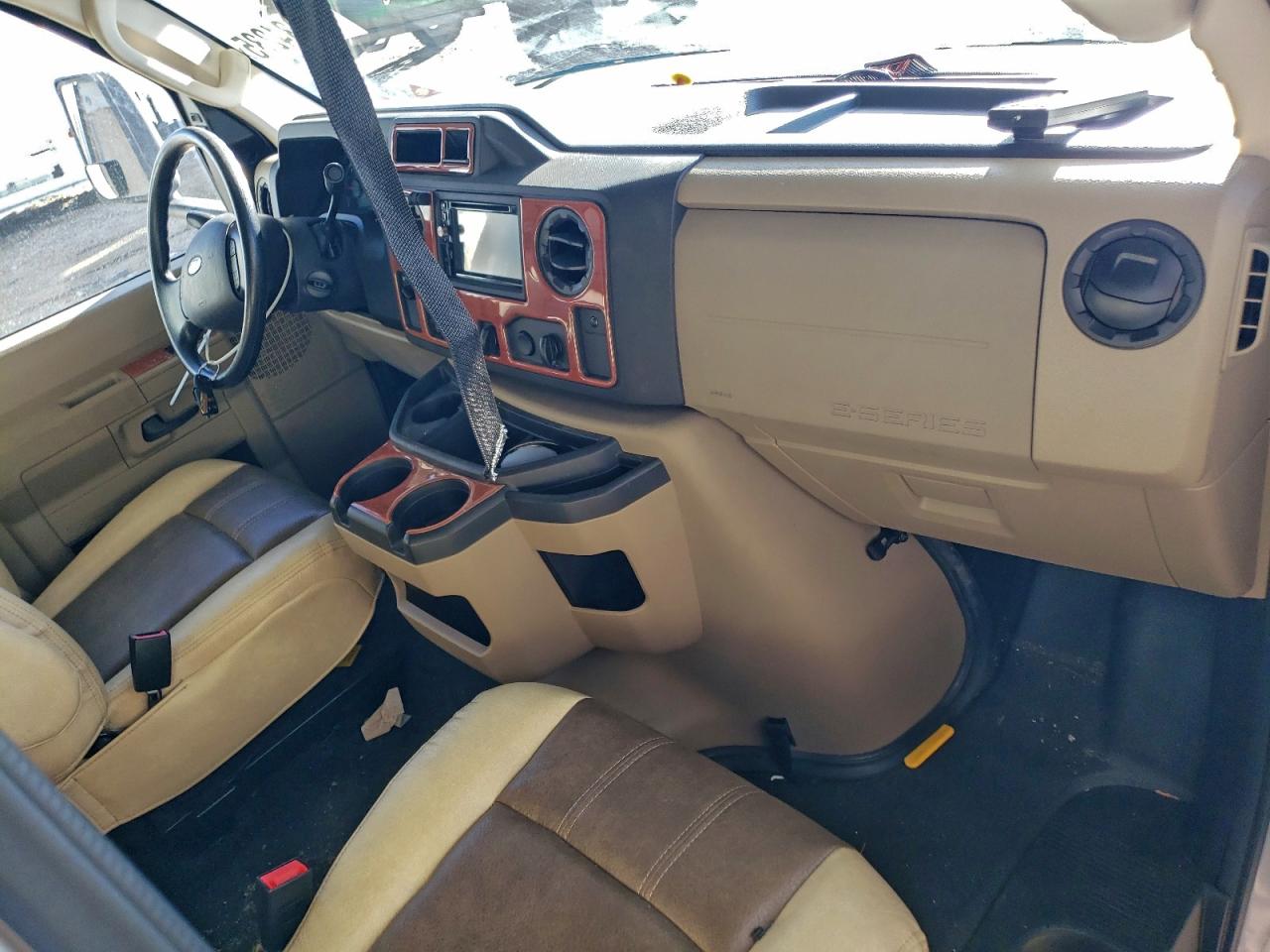 Ford Econoline E450 Super Duty Cutaway Van Image 7