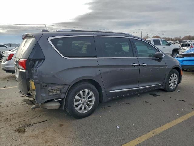 Chrysler Pacifica Touring L Image 3