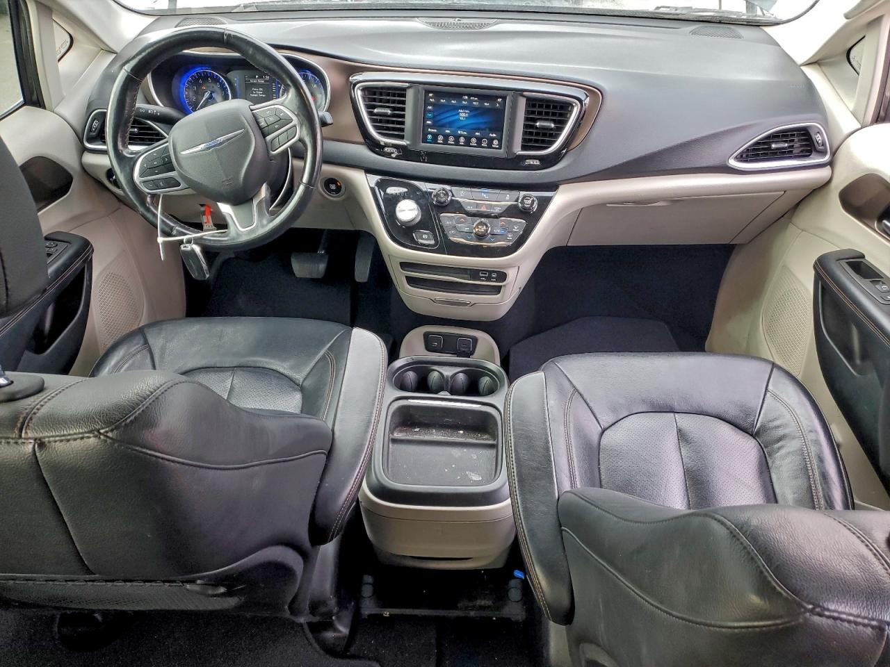 Chrysler Pacifica Touring L Image 6