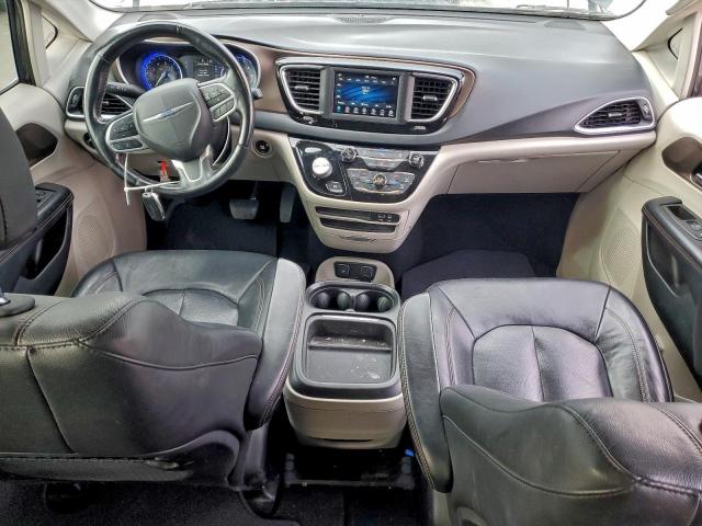 Chrysler Pacifica Touring L Image 6