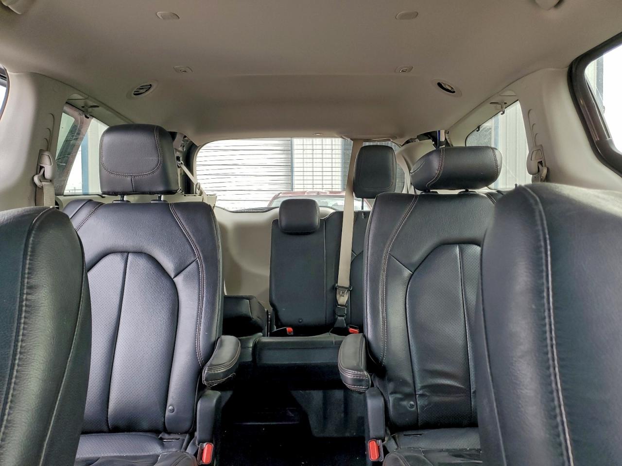 Chrysler Pacifica Touring L Image 9