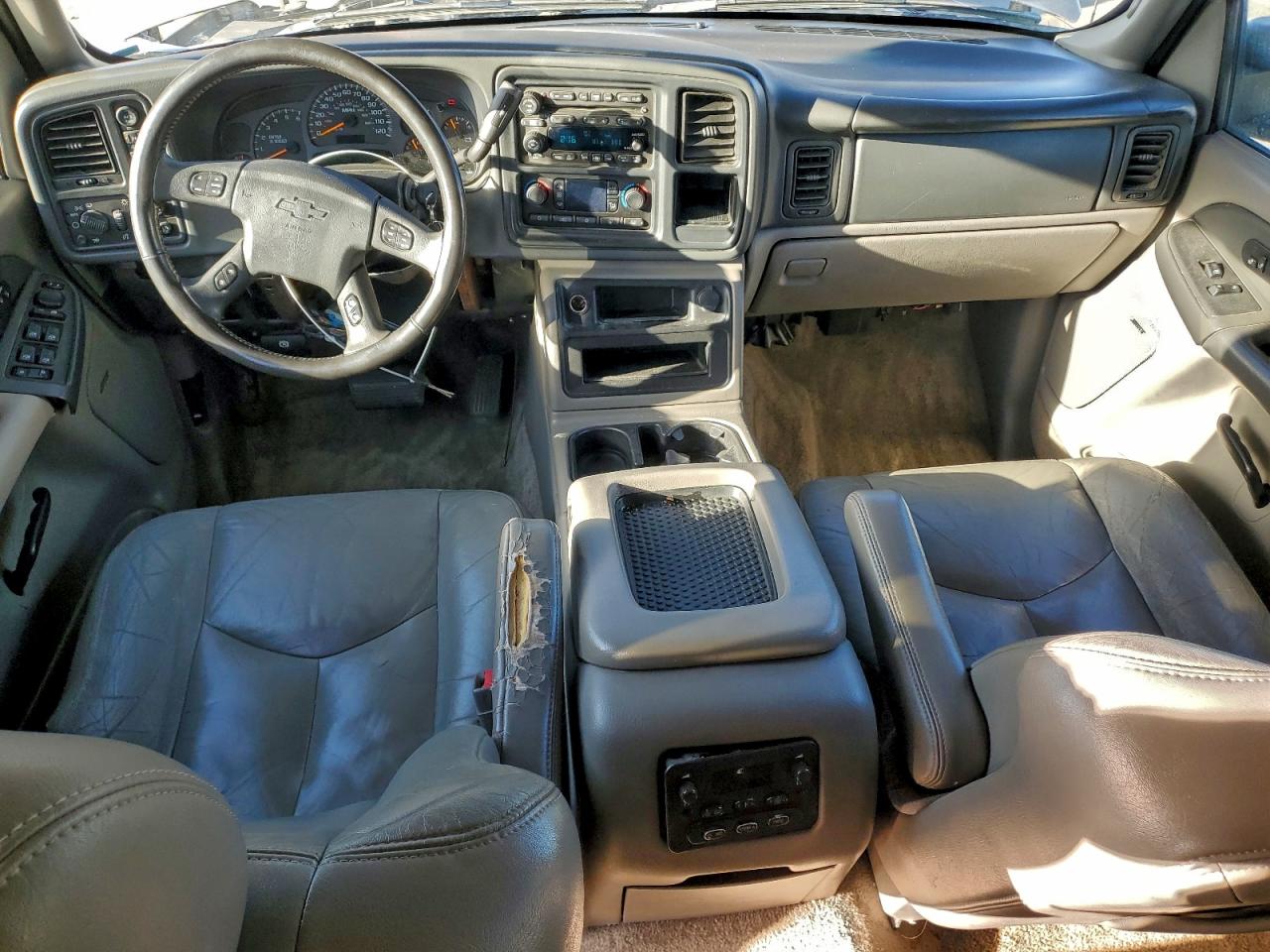 Chevrolet Suburban K2500 Image 3