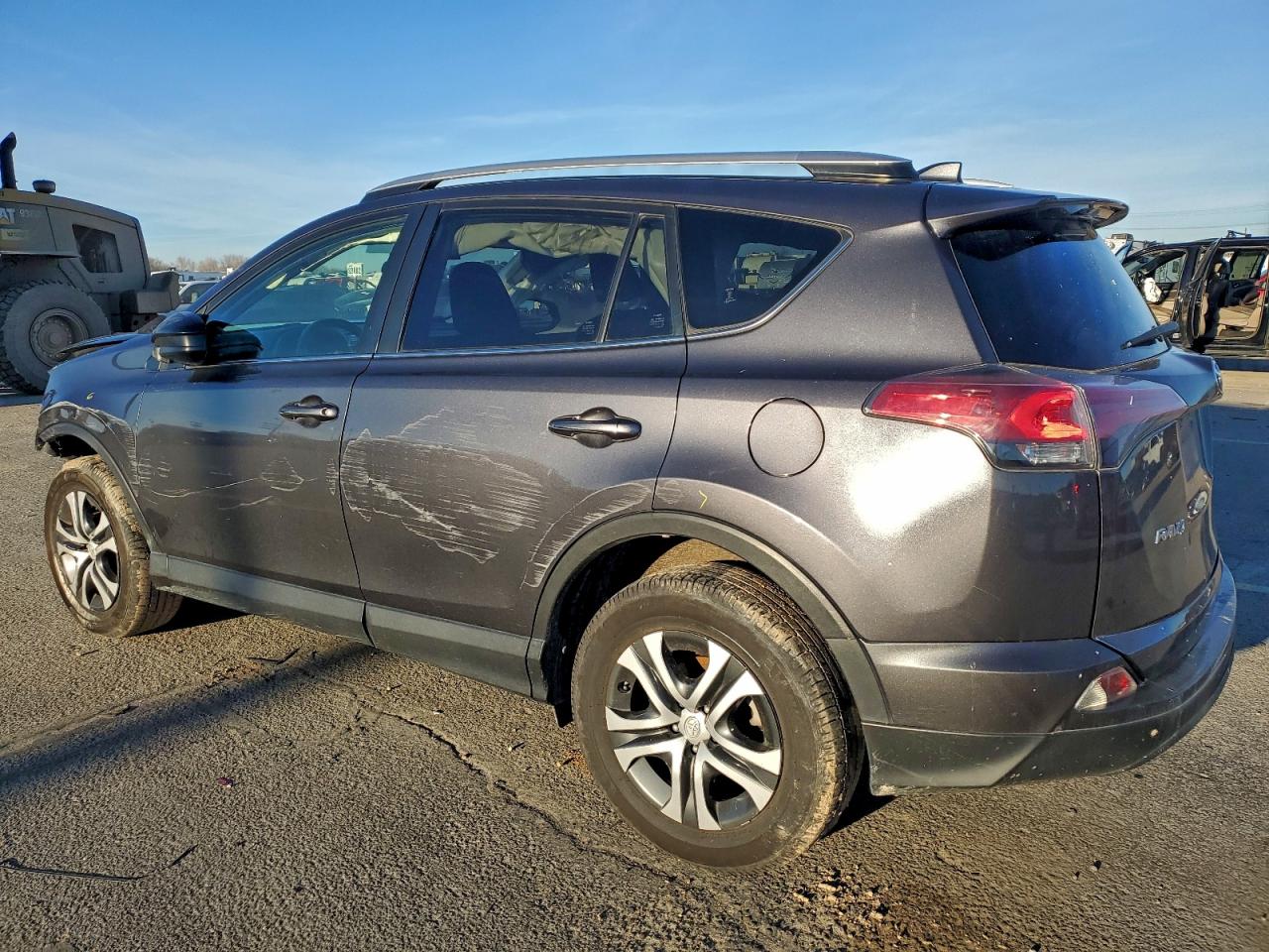 Toyota RAV4 Le Image 4
