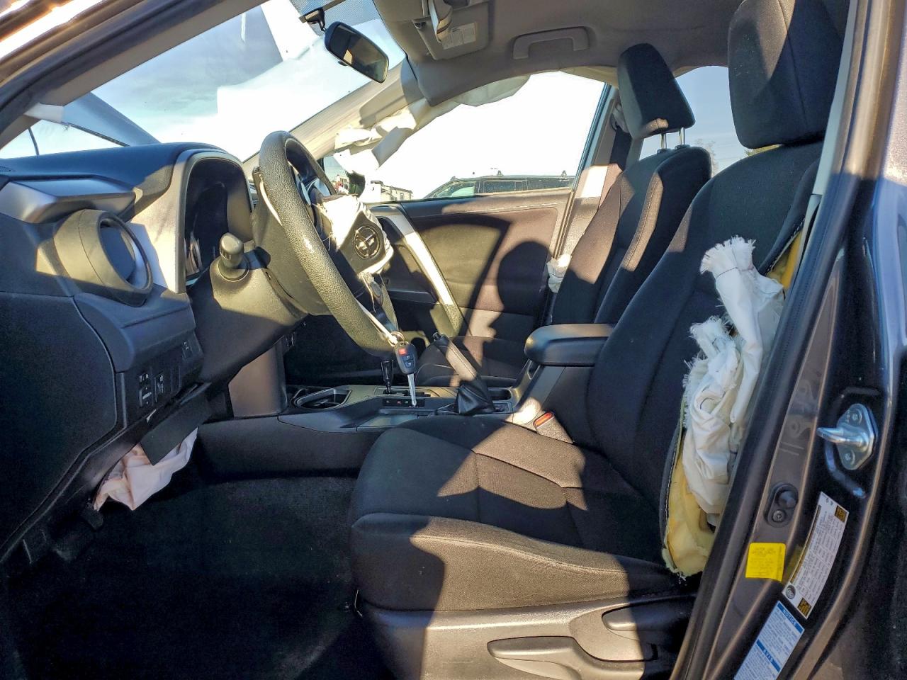 Toyota RAV4 Le Image 9