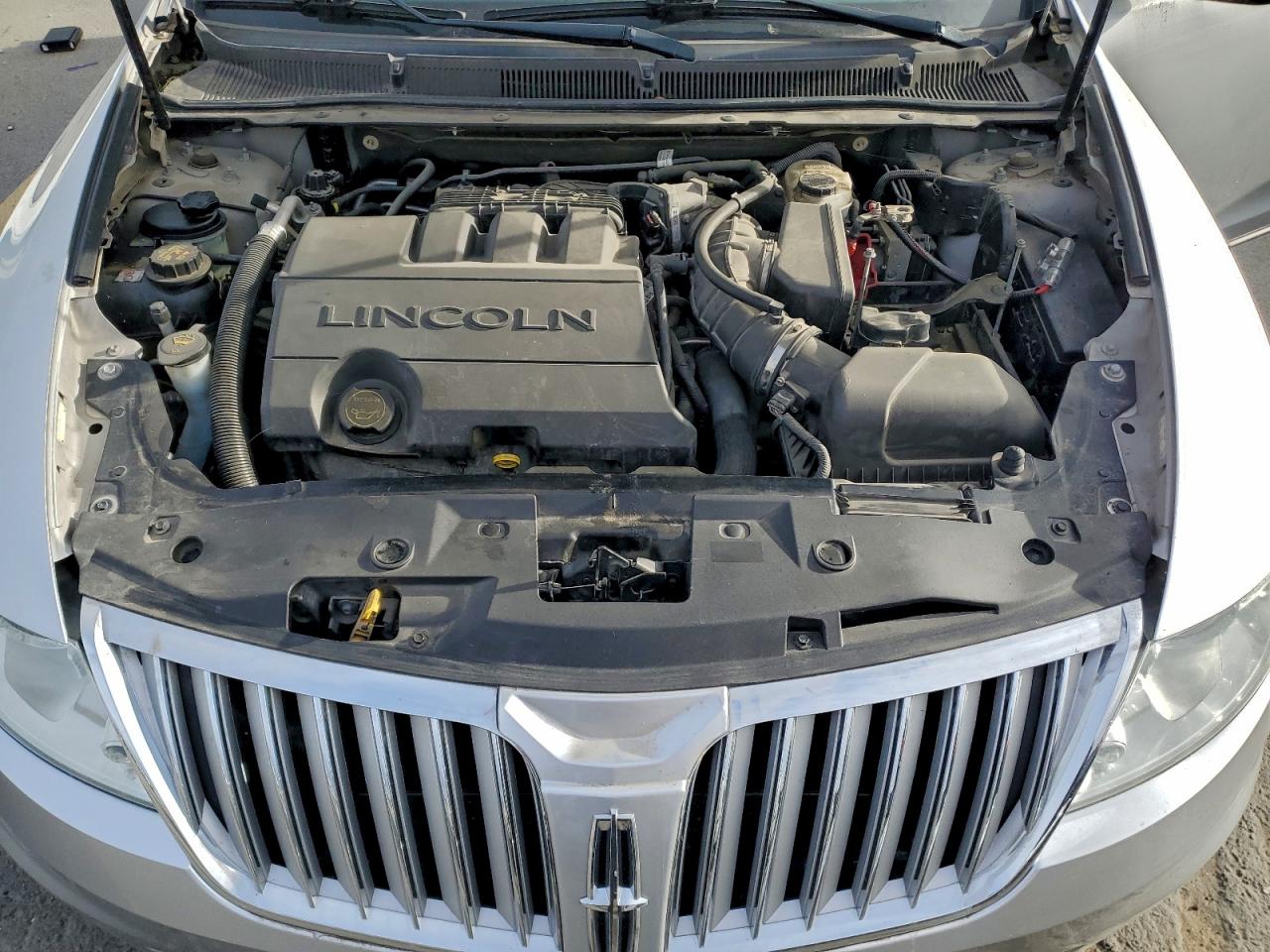 Lincoln MKS Image 10