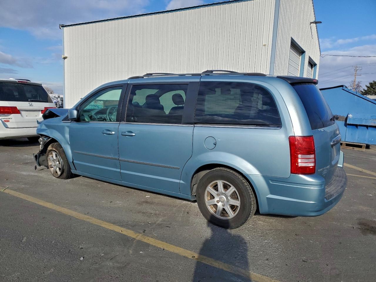 Chrysler Minivan Touring Image 2