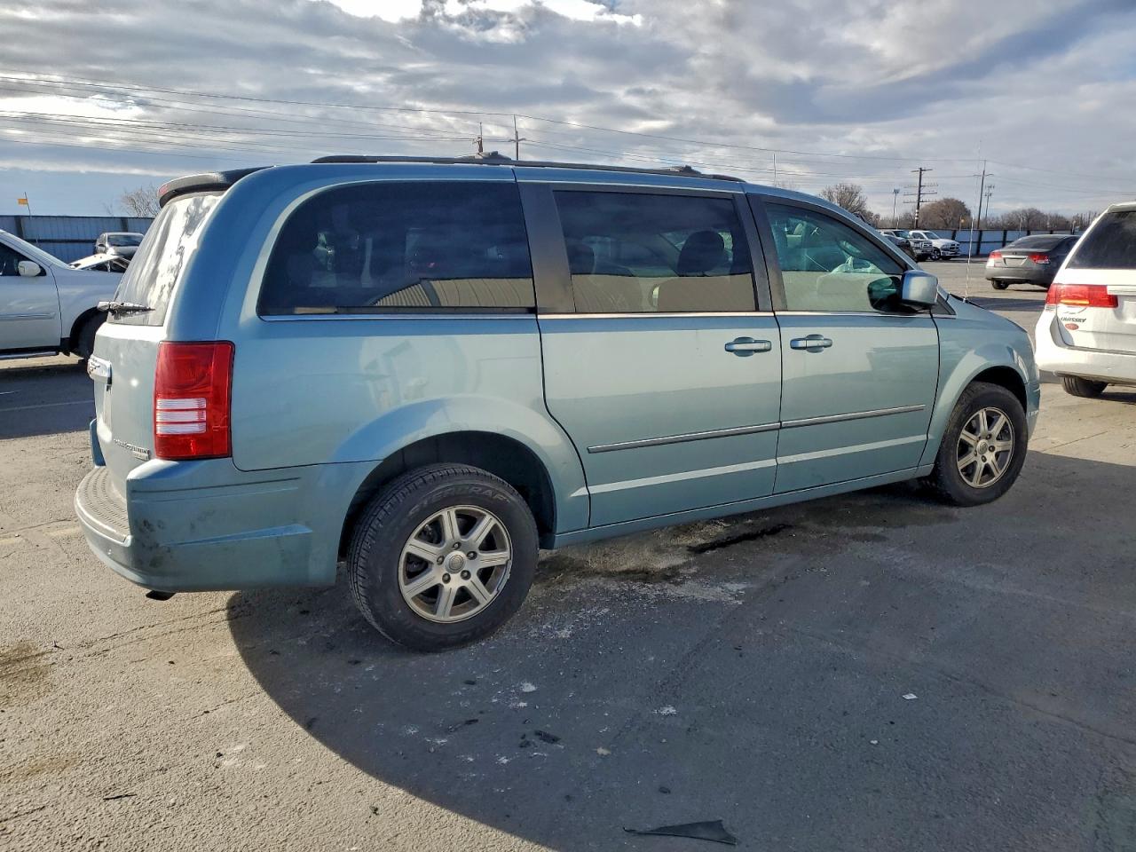 Chrysler Minivan Touring Image 3