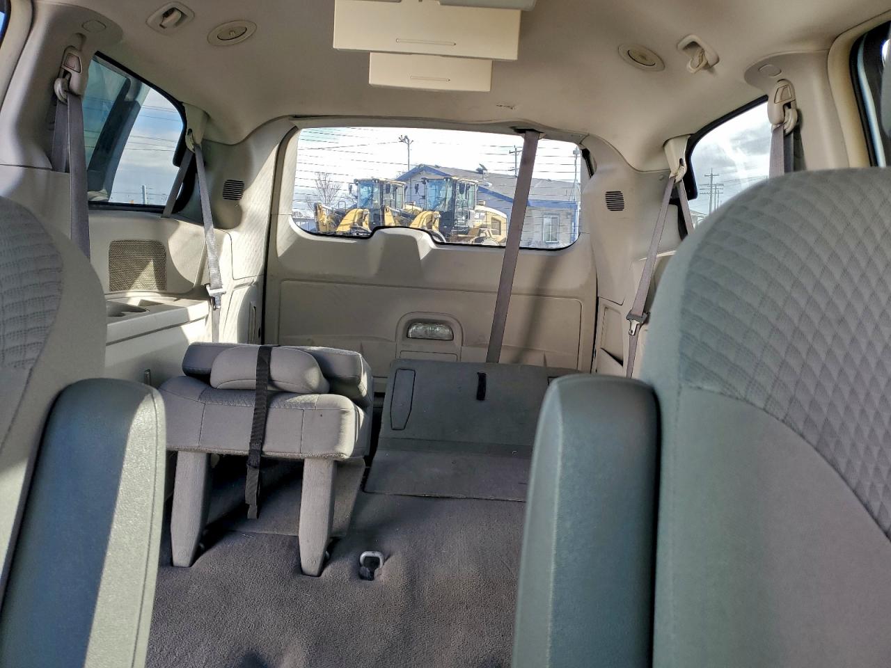 Chrysler Minivan Touring Image 9