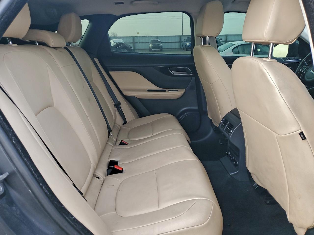 Jaguar F-PACE Image 4