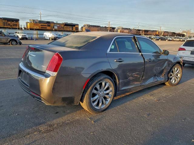 Chrysler 300 Limited Image 11