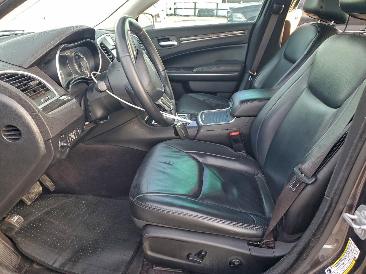 Chrysler 300 Limited Image 7