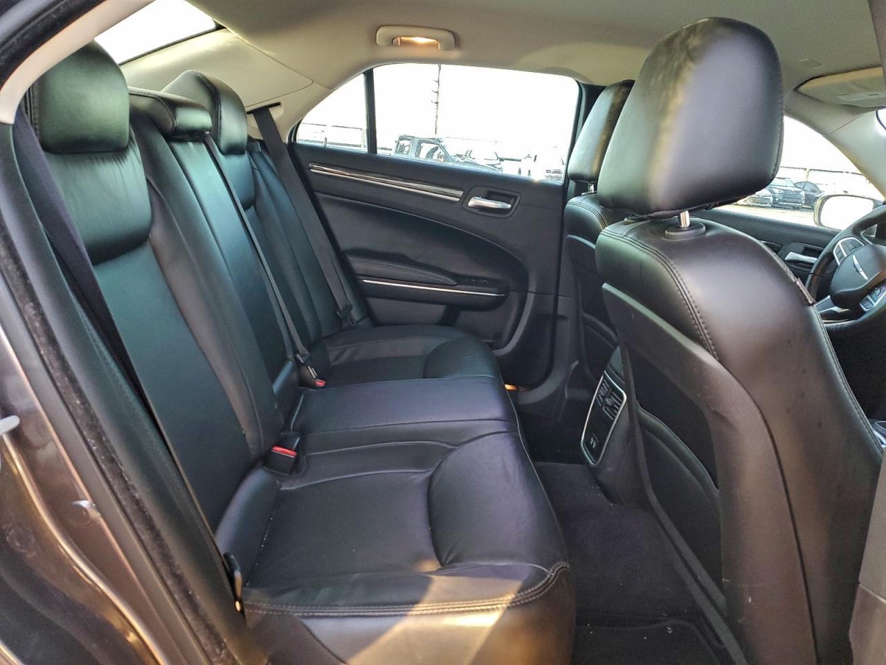 Chrysler 300 Limited Image 3