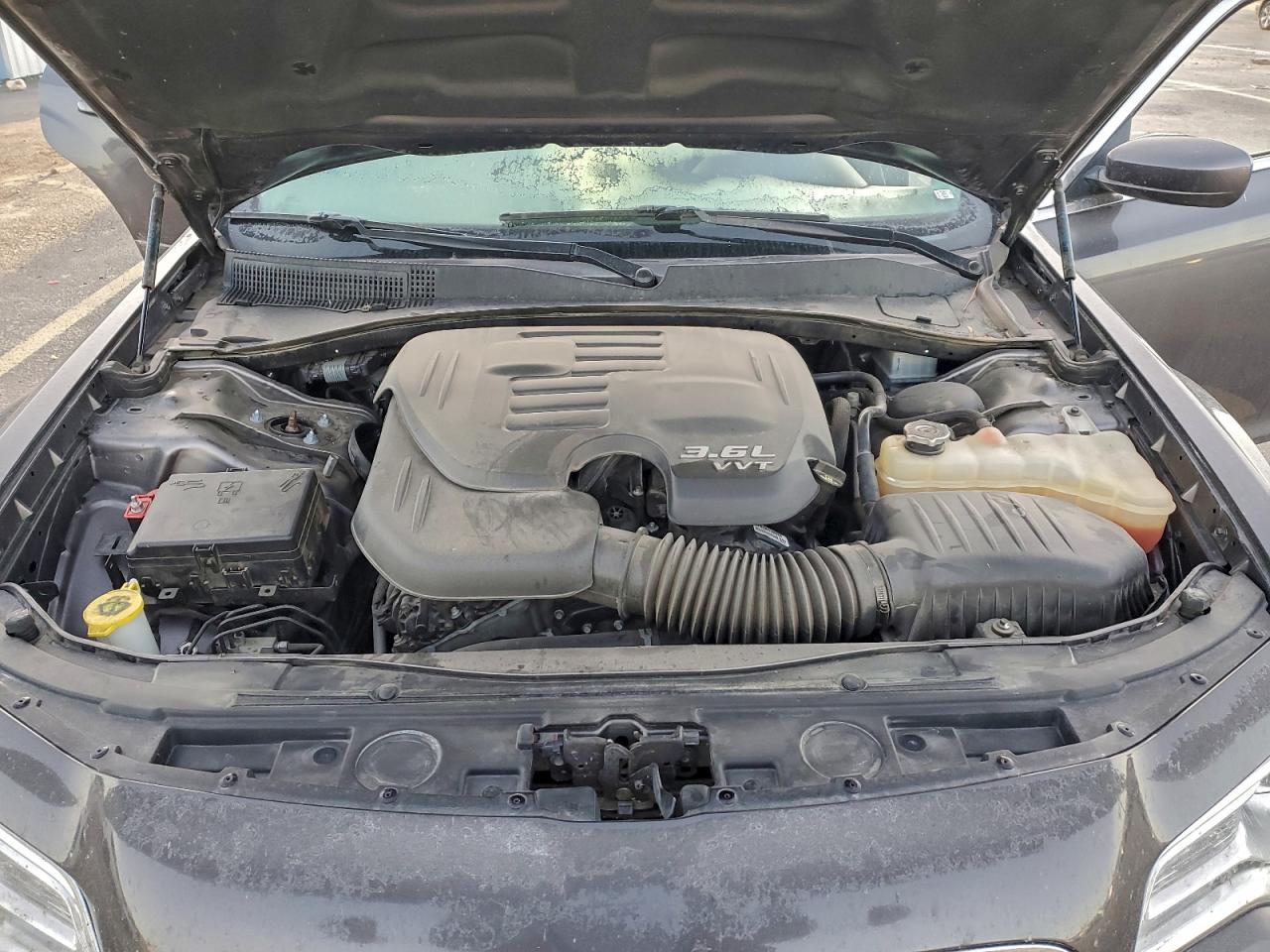 Chrysler 300 Limited Image 8