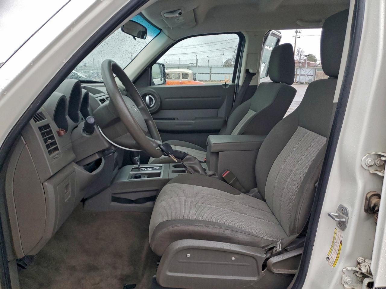 Dodge Nitro Sxt Image 2