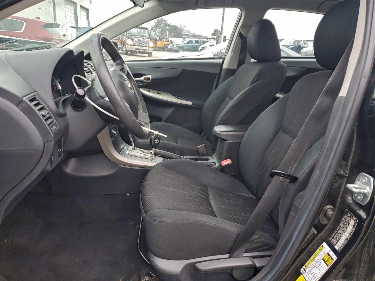 Toyota Corolla Base Image 9