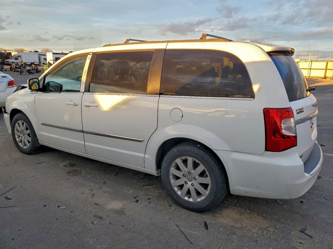 Chrysler Minivan Touring Image 3