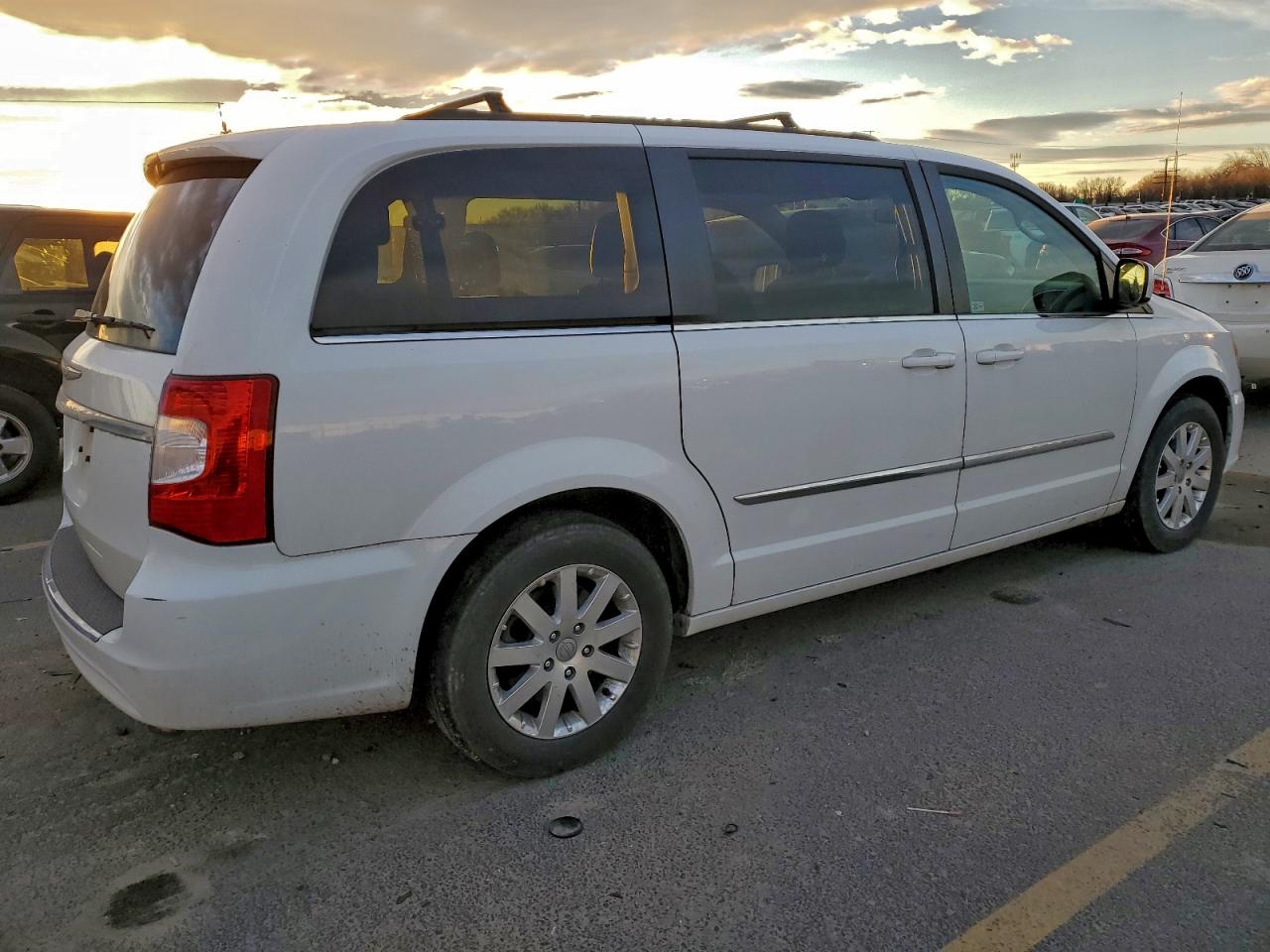 Chrysler Minivan Touring Image 2