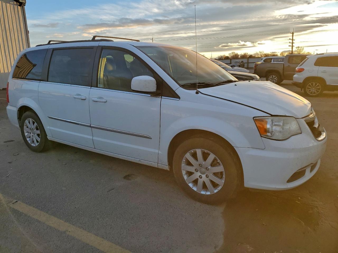 Chrysler Minivan Touring Image 4