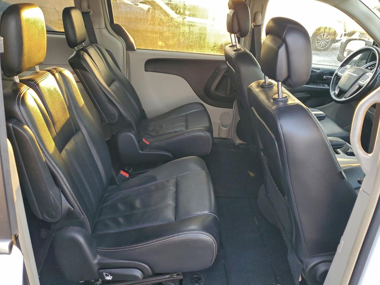 Chrysler Minivan Touring Image 11